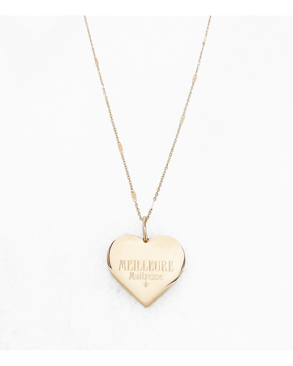 Collier médaille coeur à personnaliser - idée cadeau - 2022 - personnalisation - gravure - bijoux femme