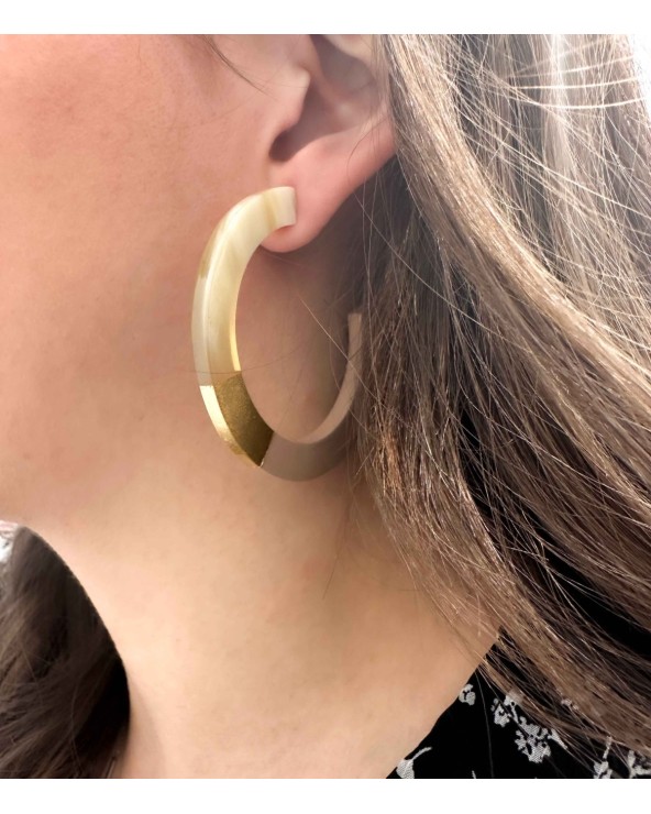 Boucles d'oreilles - créoles - plates - corne - beige rosé - feuilles d'or